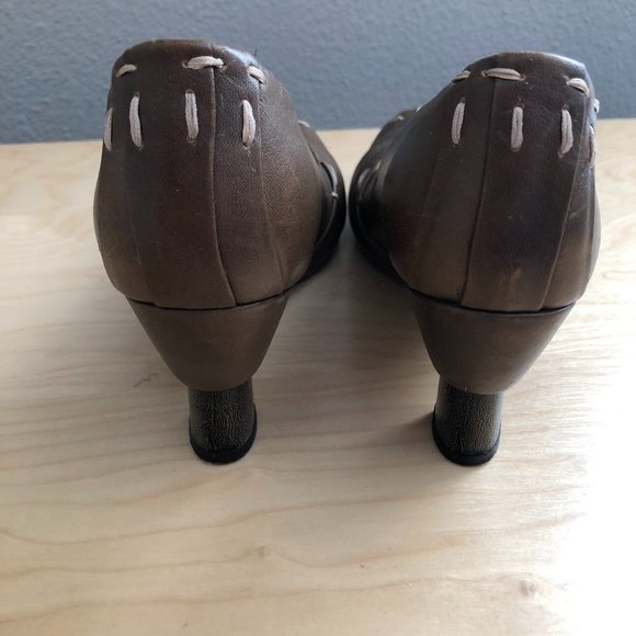 Modcloth Retro Leather Heeled Pumps - Picture 5 of 15